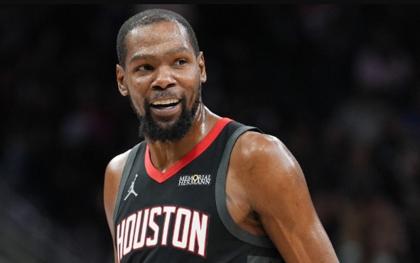 杜兰特关键时刻挺身而出;火箭险胜鹈鹕,生涯里程碑再添一笔。 体育新闻