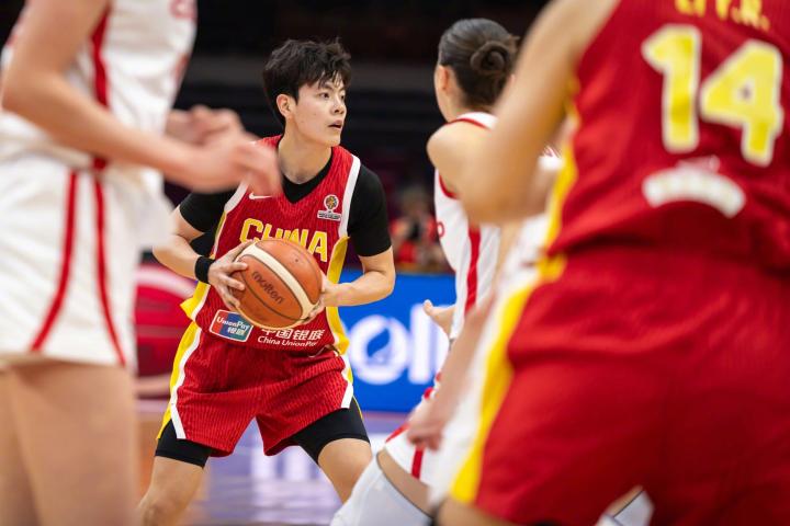  王思雨末节9分救主，中国女篮力克捷克晋级；锋线弱化凸显，李梦时代难复制，张子宇节奏待融合。 体育新闻 王思雨末节9分救主，中国女篮力克捷克晋级；锋线弱化凸显，李梦时代难复制，张子宇节奏待融合。 体育新闻