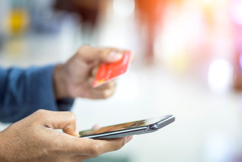  手机租赁变味成高利贷；套现背后债务缠身，司法重拳打击非法链条。 新闻