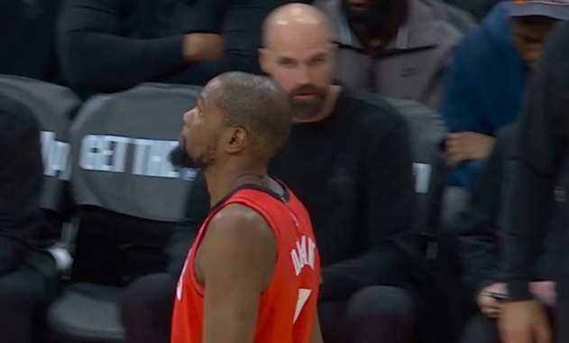  末节进攻突然哑火，杜兰特全场表现起伏明显；湖人调整策略成功限制对手。 体育新闻