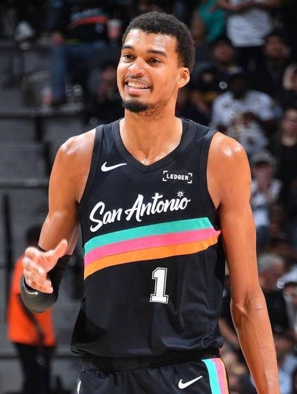  文班亚马自信拉票MVP；防守端带来独特威慑；球队对阵强敌展现压制力。 体育新闻 文班亚马自信拉票MVP；防守端带来独特威慑；球队对阵强敌展现压制力。 体育新闻