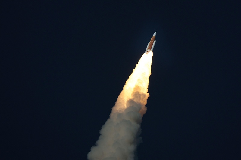 当月球背面的宇航员也在问「能不能帮我看看邮箱」:技术再好,也得有人兜底 情感心理