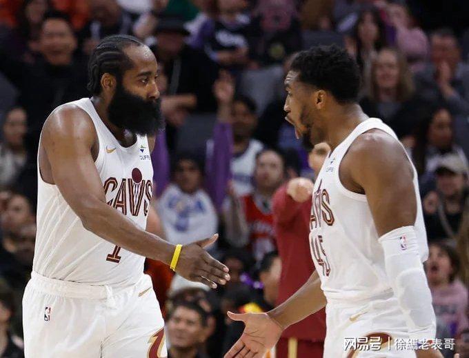  76人118-114逆转黄蜂：东部格局背后的技术博弈与排位变数深度解析 体育新闻